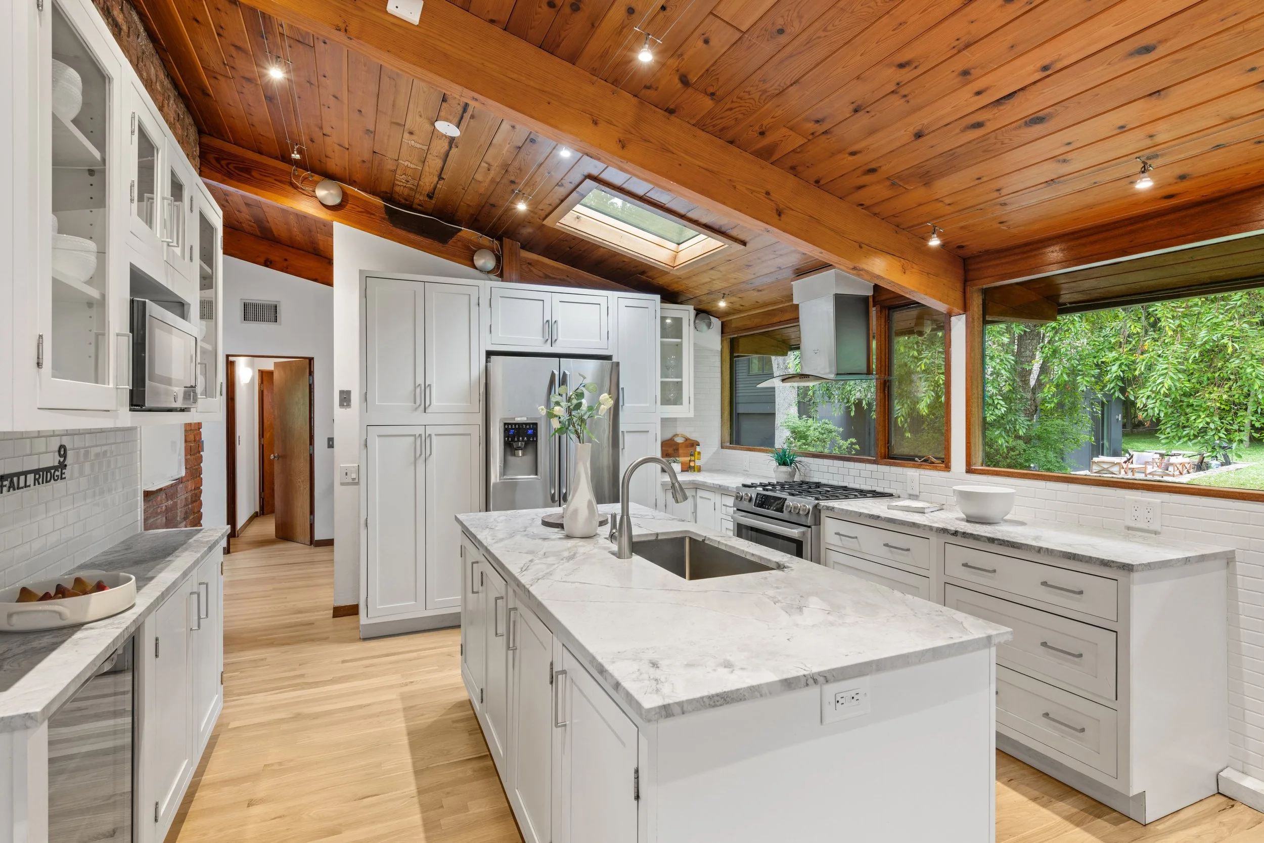 Kitchen-center-island_9-Fall-Ridge-Road-Weston-CT_040-.jpg