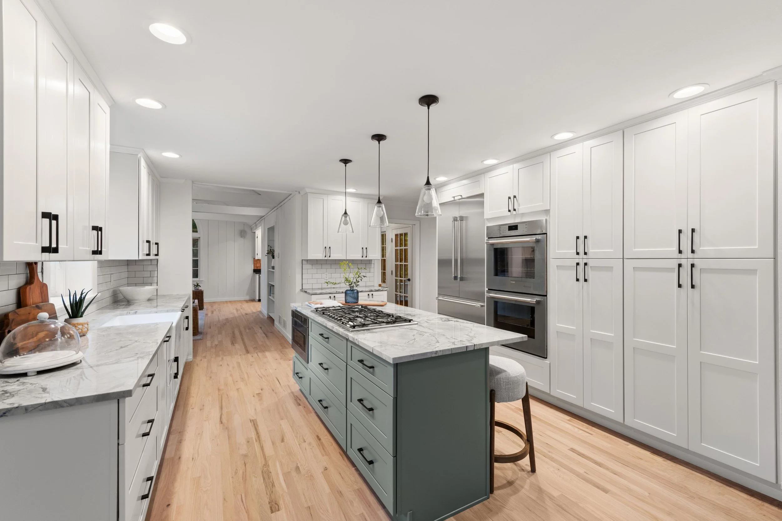Kitchen-center-island-029-32SilverRidgeCommon-Weston-CT-06883-SMALL.jpg