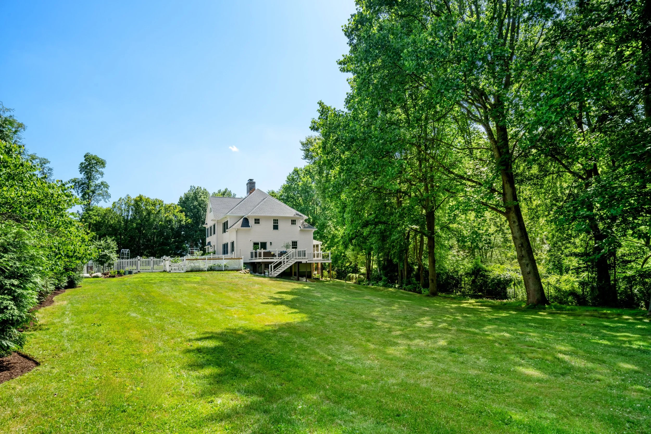 Spacious-side-yard_1680-Cross-Highway-Fairfield-CT_012-.jpg
