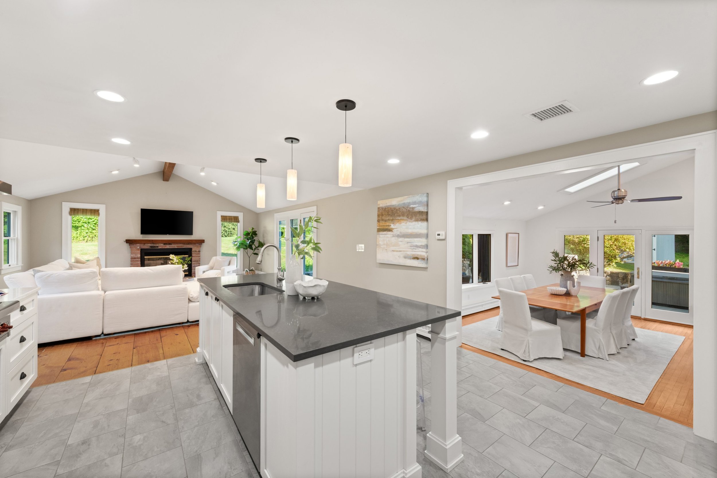 Kitchen-center-island-130-Blue-Ridge-Road-Wilton-CT_023-.JPG