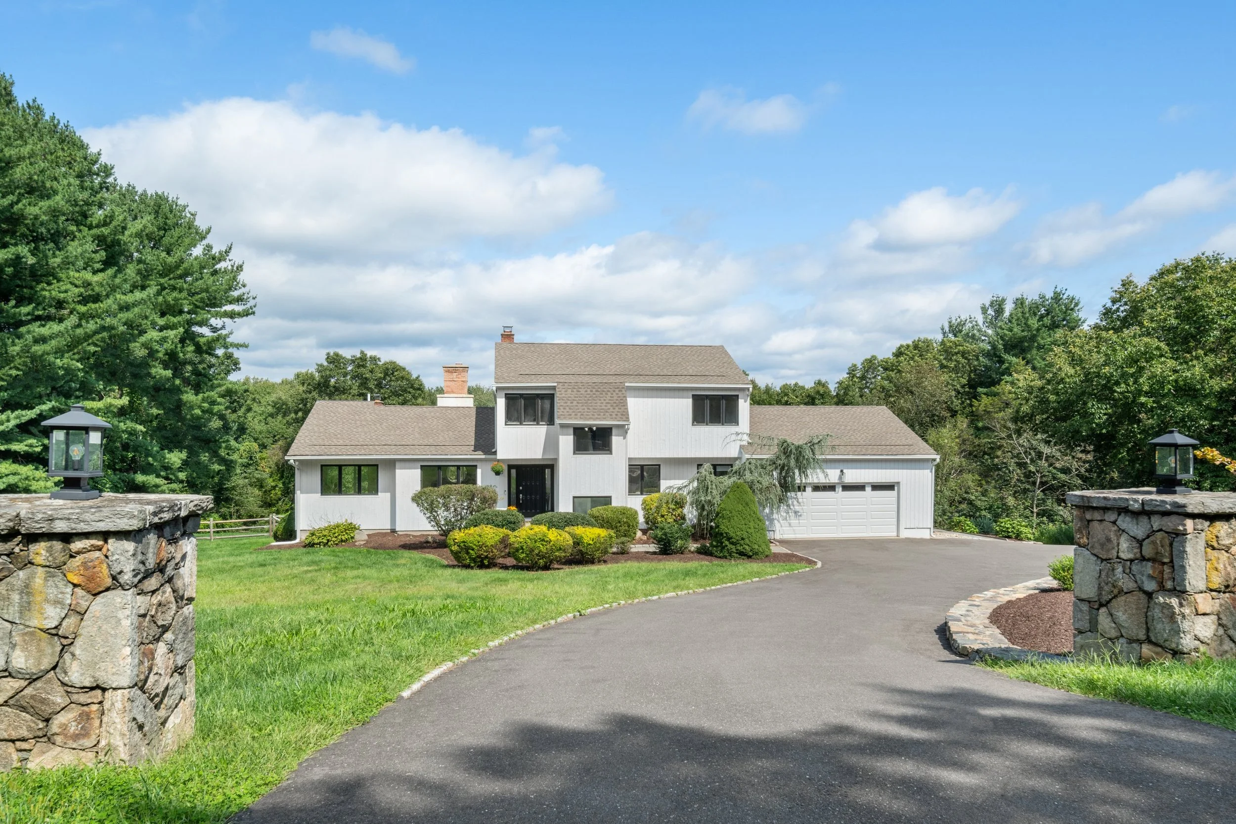 Front-approach_418-Morehouse-Road-Easton-CT_003-.jpg