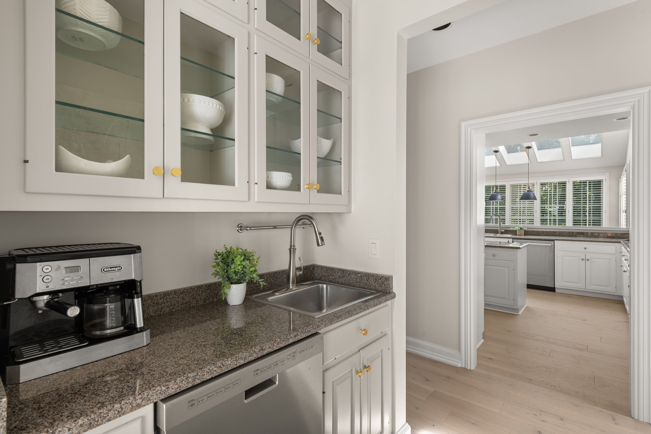 Butler's-pantry_30-Soundview-Farm-Road-Weston-CT_039-.jpg