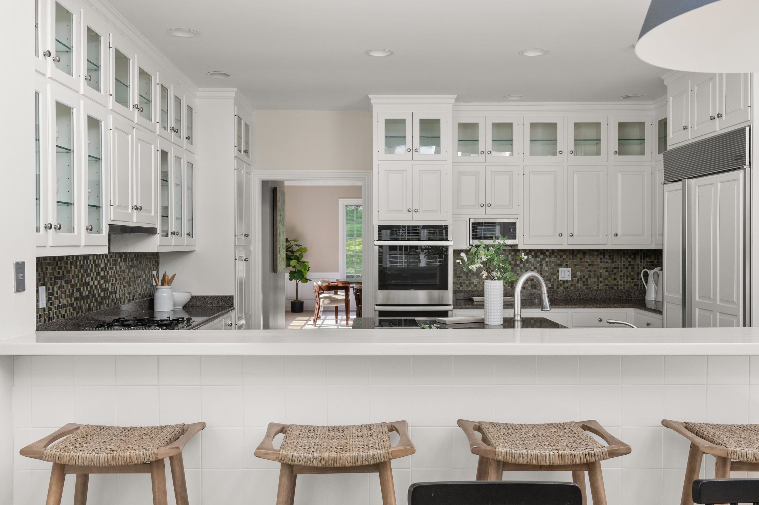 Kitchen-breakfast-bar_30-Soundview-Farm-Road-Weston-CT_059-.jpg