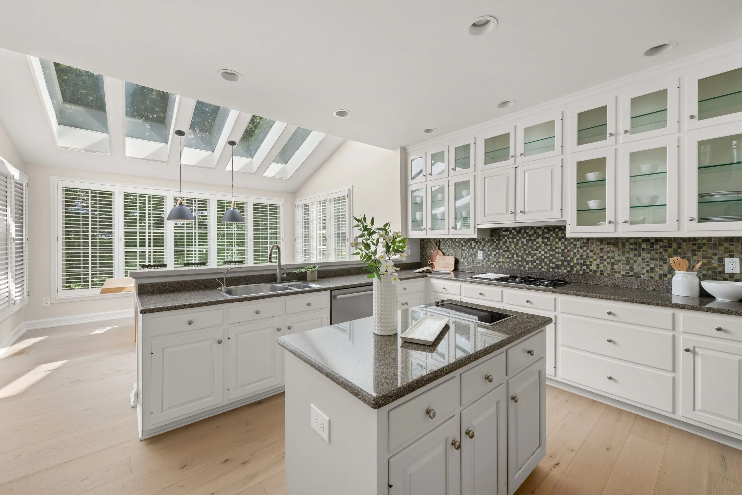 Kitchen-to-breakfast-nook_30-Soundview-Farm-Road-Weston-CT_053-.jpg