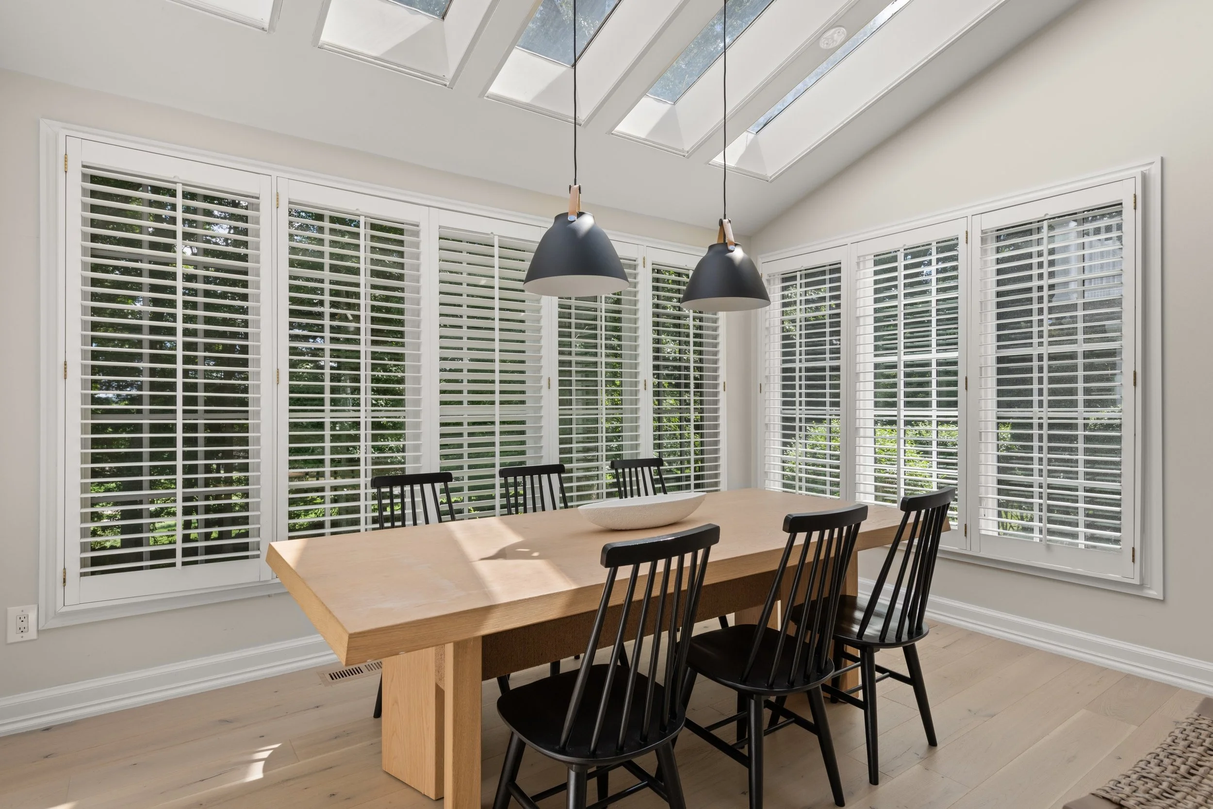 Bright-breakfast-nook_30-Soundview-Farm-Road-Weston-CT_060-.jpg