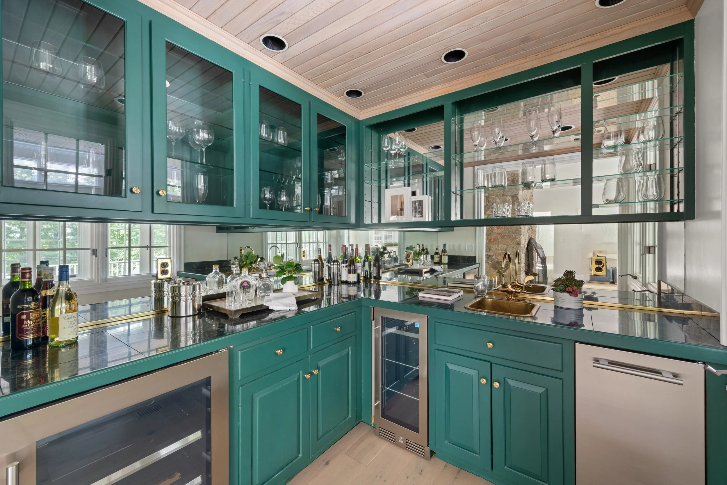 Great-room-wet-bar_30-Soundview-Farm-Road-Weston-CT_049-.jpg