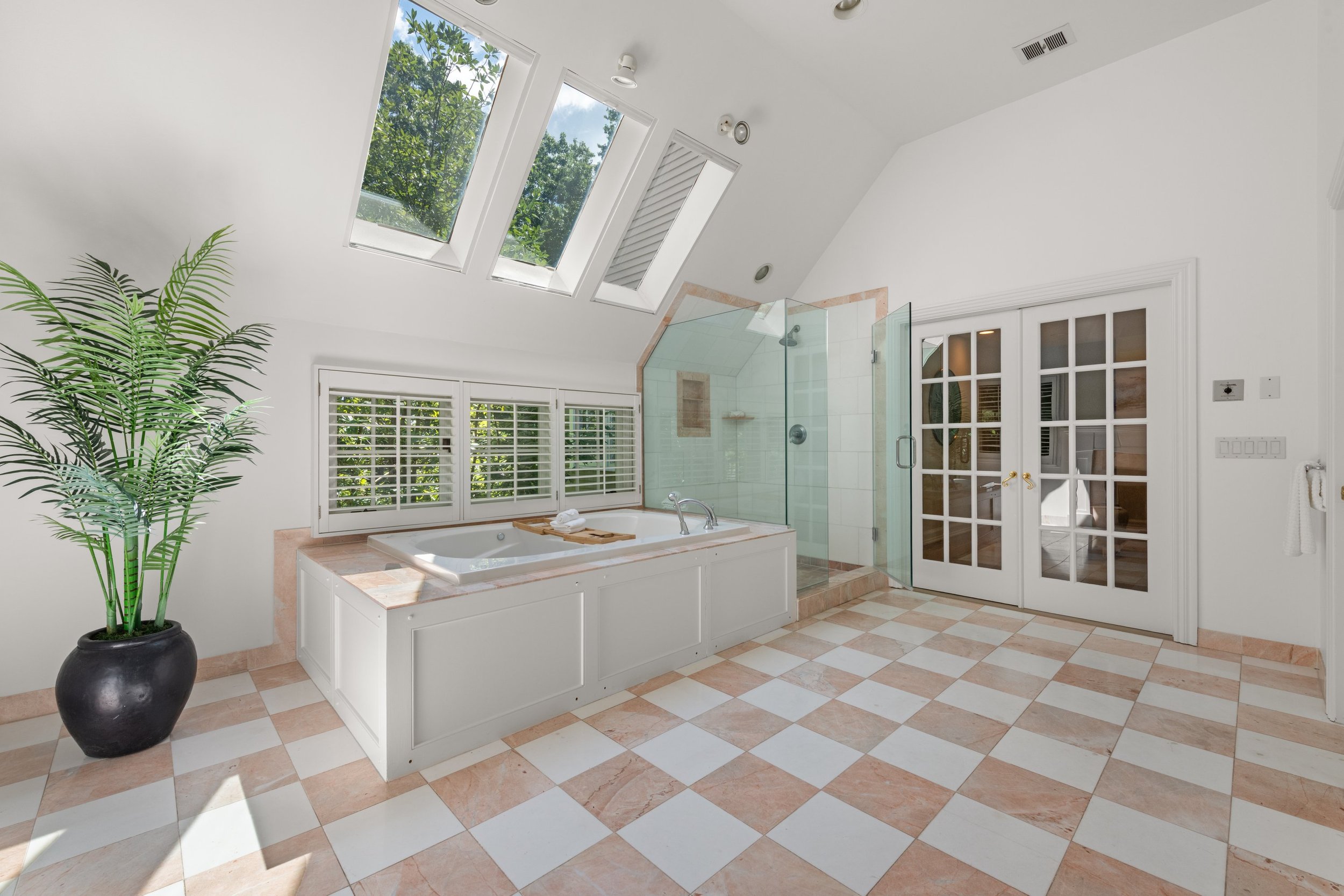Primary-suite-bathroom_30-Soundview-Farm-Road-Weston-CT_073-.jpg