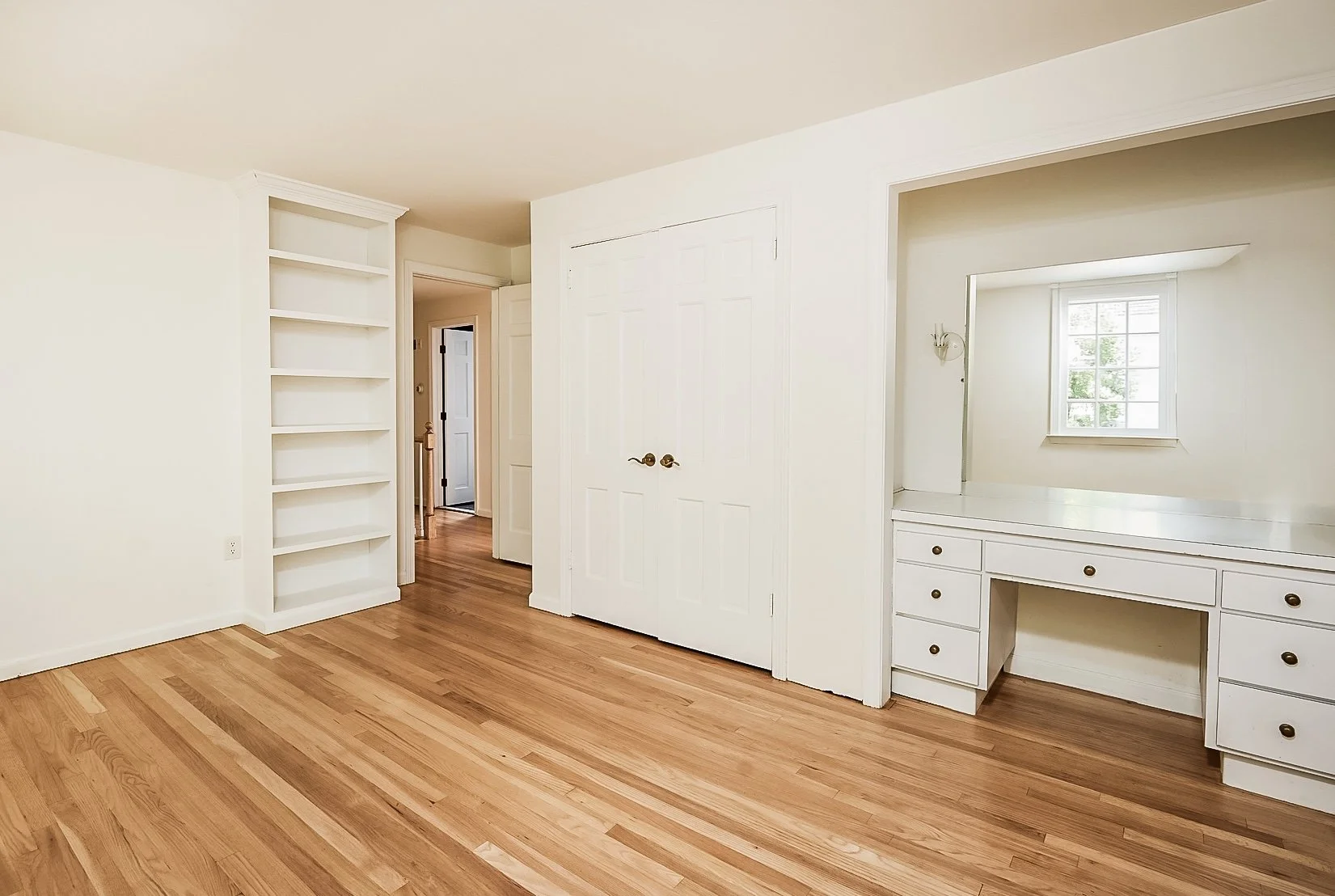Bedroom-with-built-ins__4-Surrey-Lane-Westport-CT_060.jpg