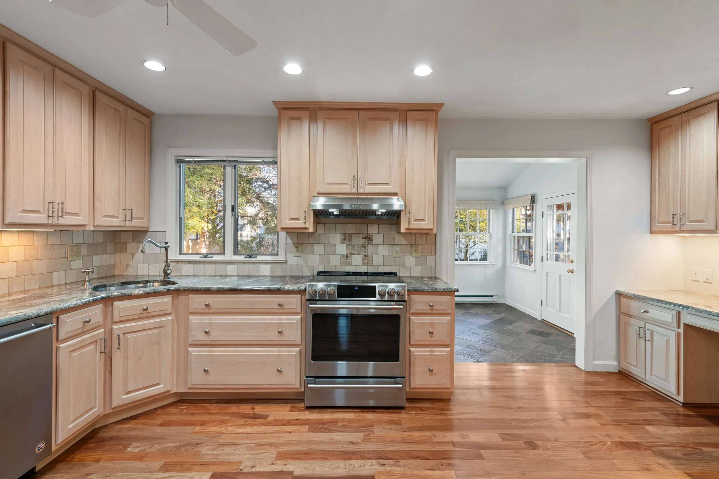 Kitchen-to-sunroom_028-56-Drake-Lane-Fairfield-CT-06824.jpg
