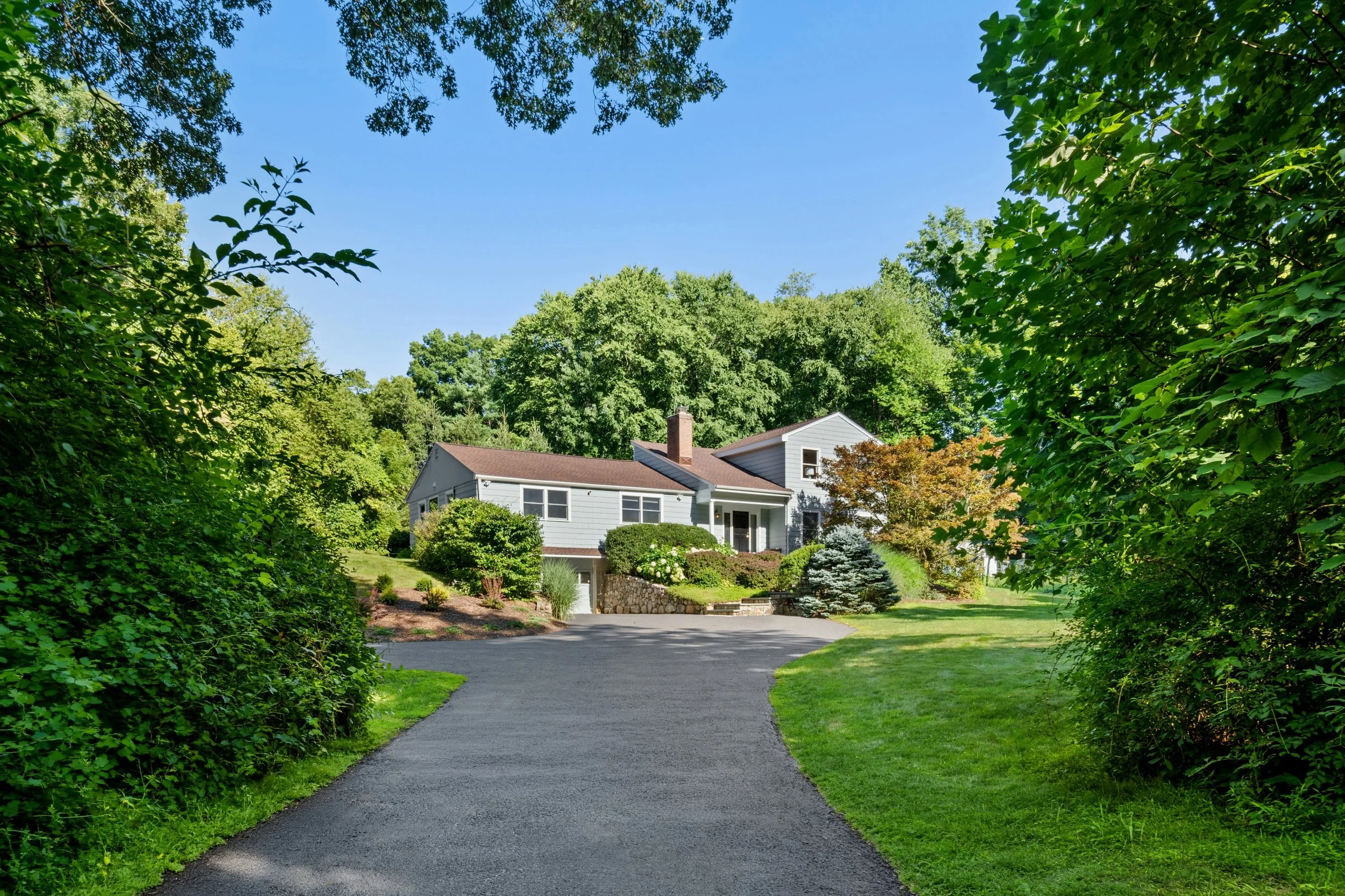 Front-approach-130-Blue-Ridge-Road-Wilton-CT_002-.jpg