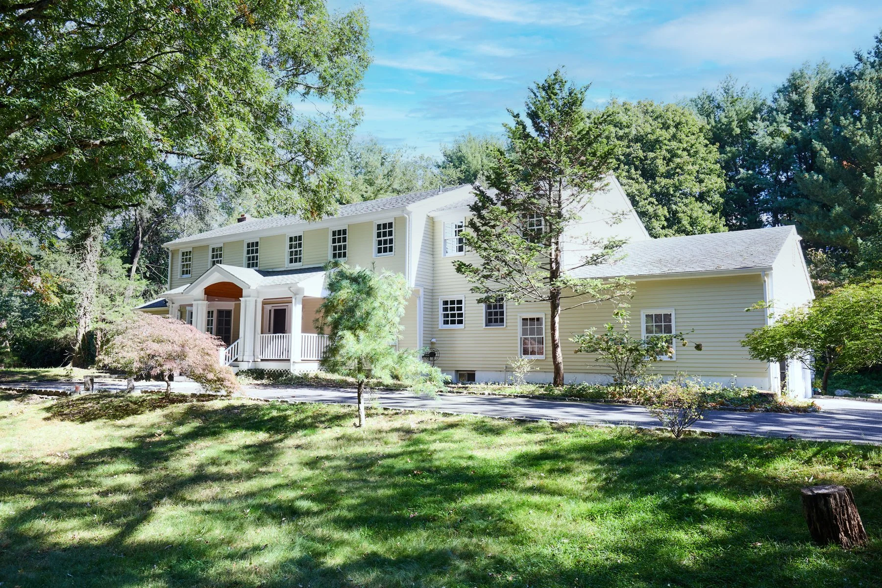 Front-approach__4-Surrey-Lane-Westport-CT_003.jpg