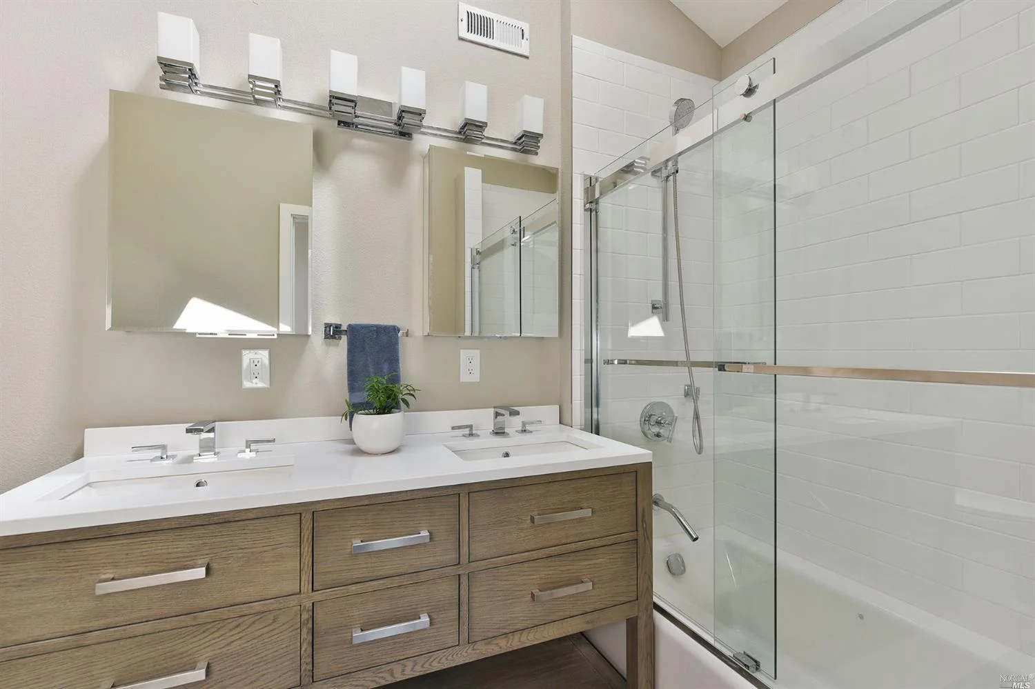 upstairs bath.jpg
