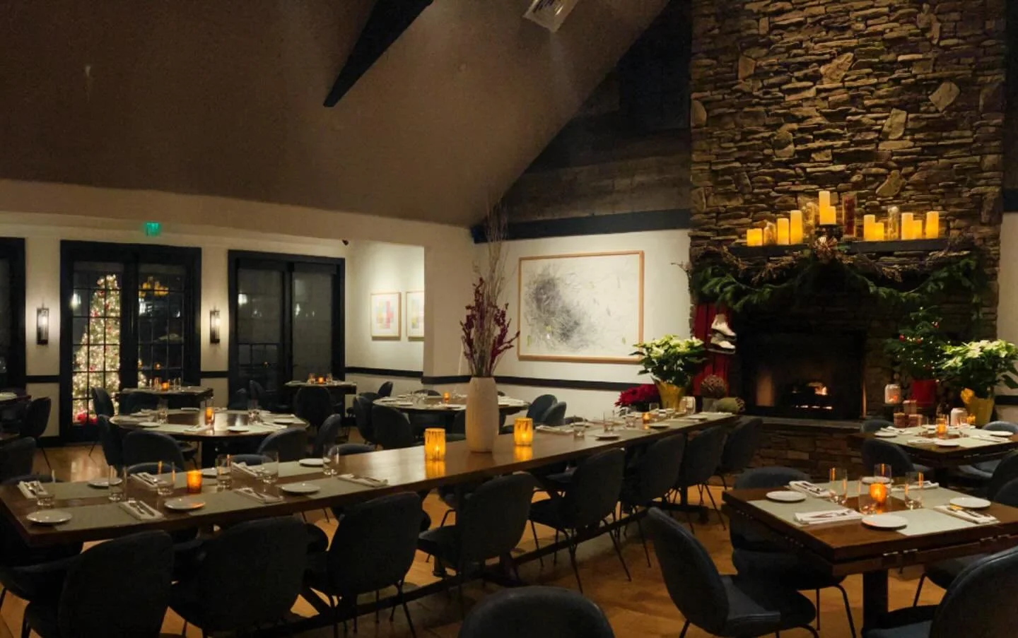 The tree is lit. The fireplace is crackling and we are ready for dinner. Come join us tonight! Our Dining Room will definitely get you into the Holiday Spirit! We&rsquo;ll see you soon!
#thehillfortheholidays