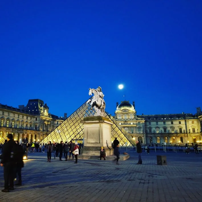 Dance with Davinci in the pale moonlight