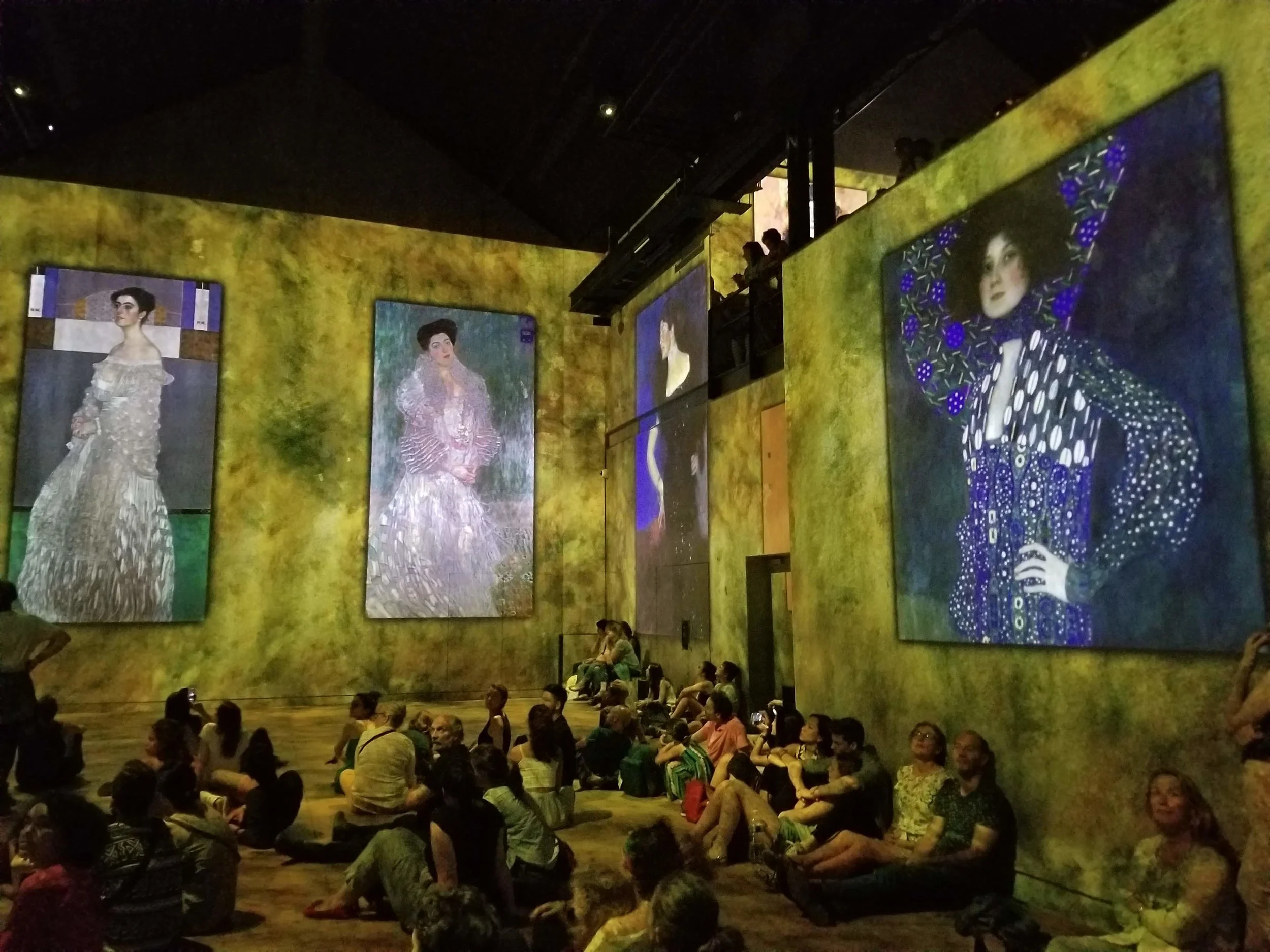 Art Gazing at Atelier des Lumieres