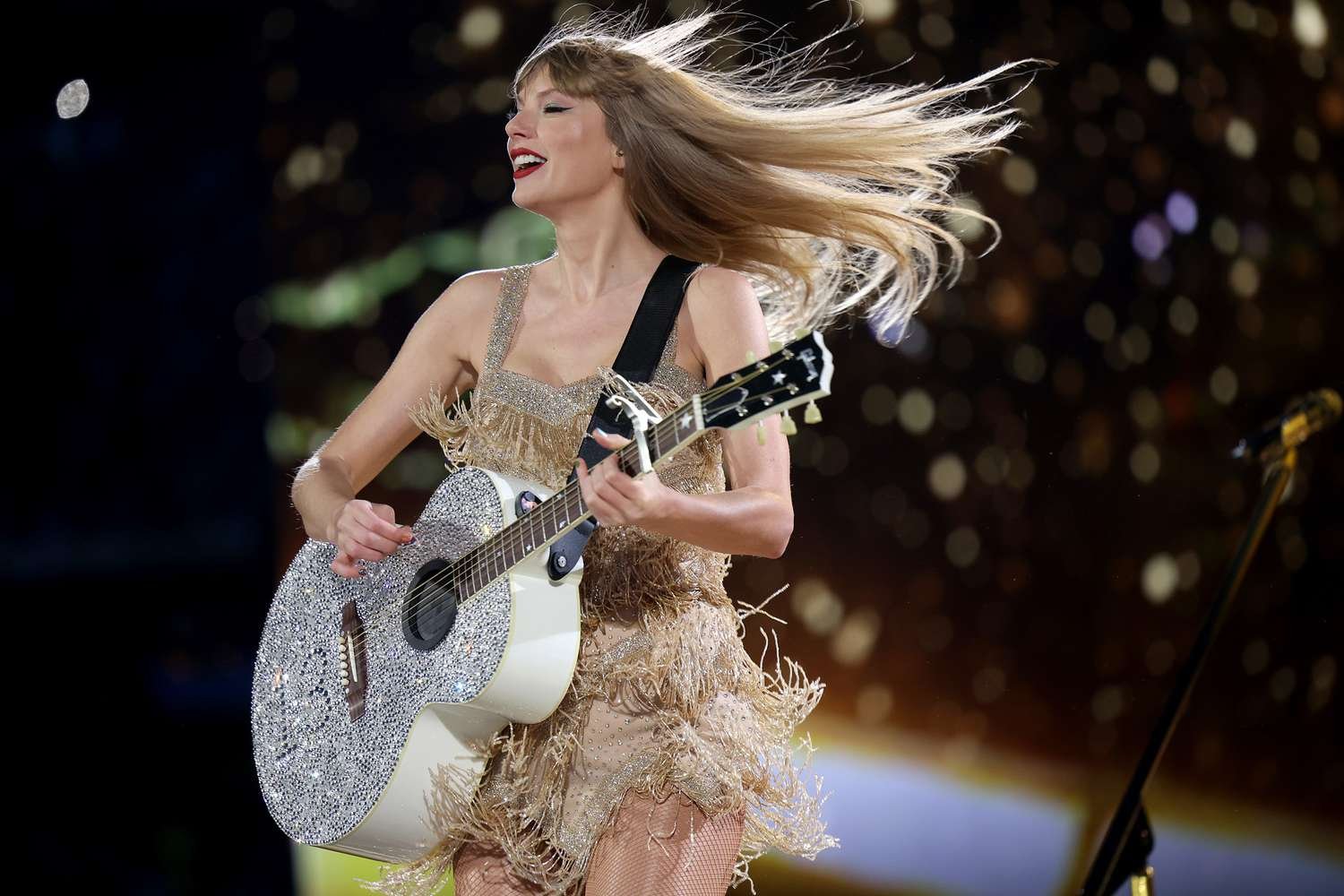 taylor-swift-rain-eras-tour-052223-3-6fcc02053cde4150b2f1bde3182fd9e8.jpeg