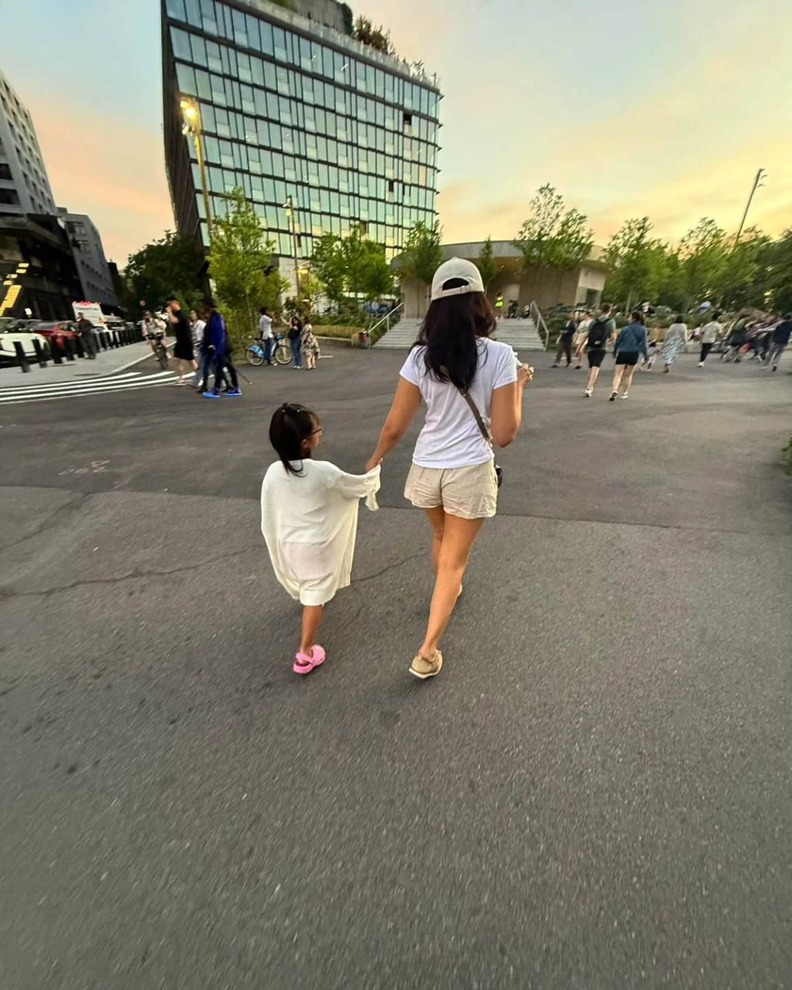 Walking into the long weekend with light bags, full hearts, and slower steps. 

#wanderwomandiaries #longweekendescape #modernwanderers #summerfashion #summerstyles #minimalistfashion #traveldiaries #weekendvibes #memorialdayweekend🇺🇸 #memorialdayw