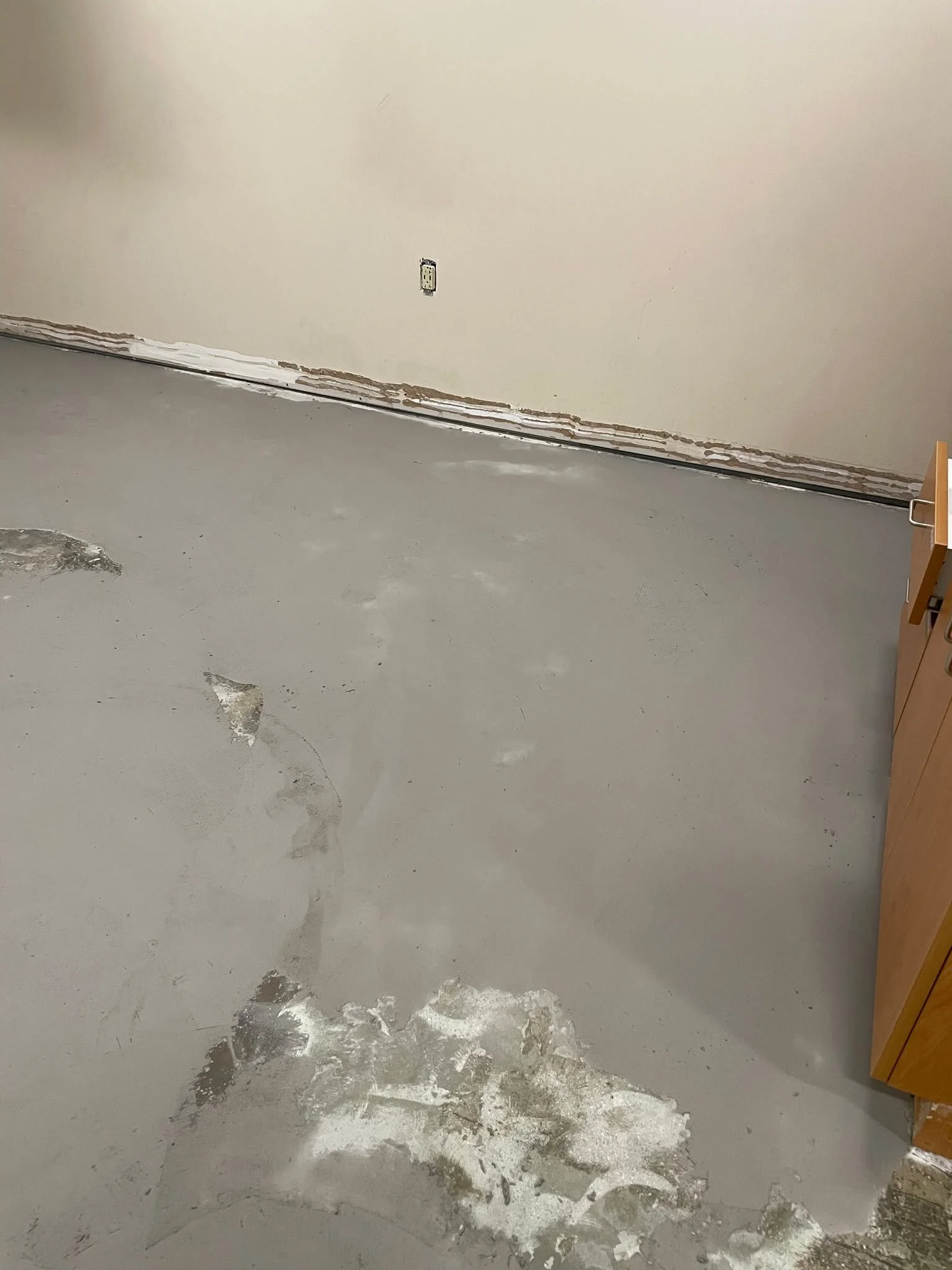 Butterworth’s 3rd Floor Office got a fresh new look 👏
Old carpet and LVT out — new client-provided LVT and wall base in. Clean, seamless, and built to last.
#PreferredFlooringMI #CommercialFlooring #SettingtheStandard #OneInstallationat