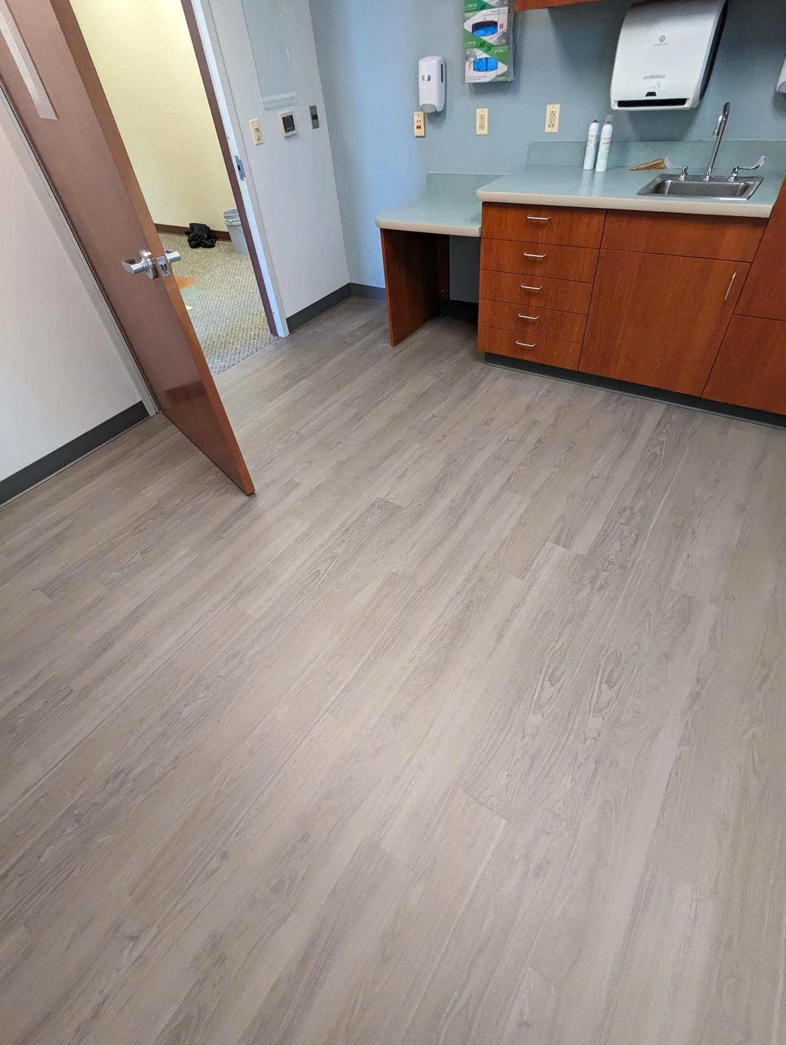 Rivertown Internal Medicine &amp; Pediatrics &ndash; Grandville

Completed installation of ShawContract Solitude LVT (French Grey) and Roppe vinyl cove base throughout the areas shown.

#CommercialFlooring #PreferredFlooring #SettingTheStandard #OneI