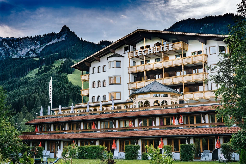 Het hotel is gelegen aan de voet van de Alpen
