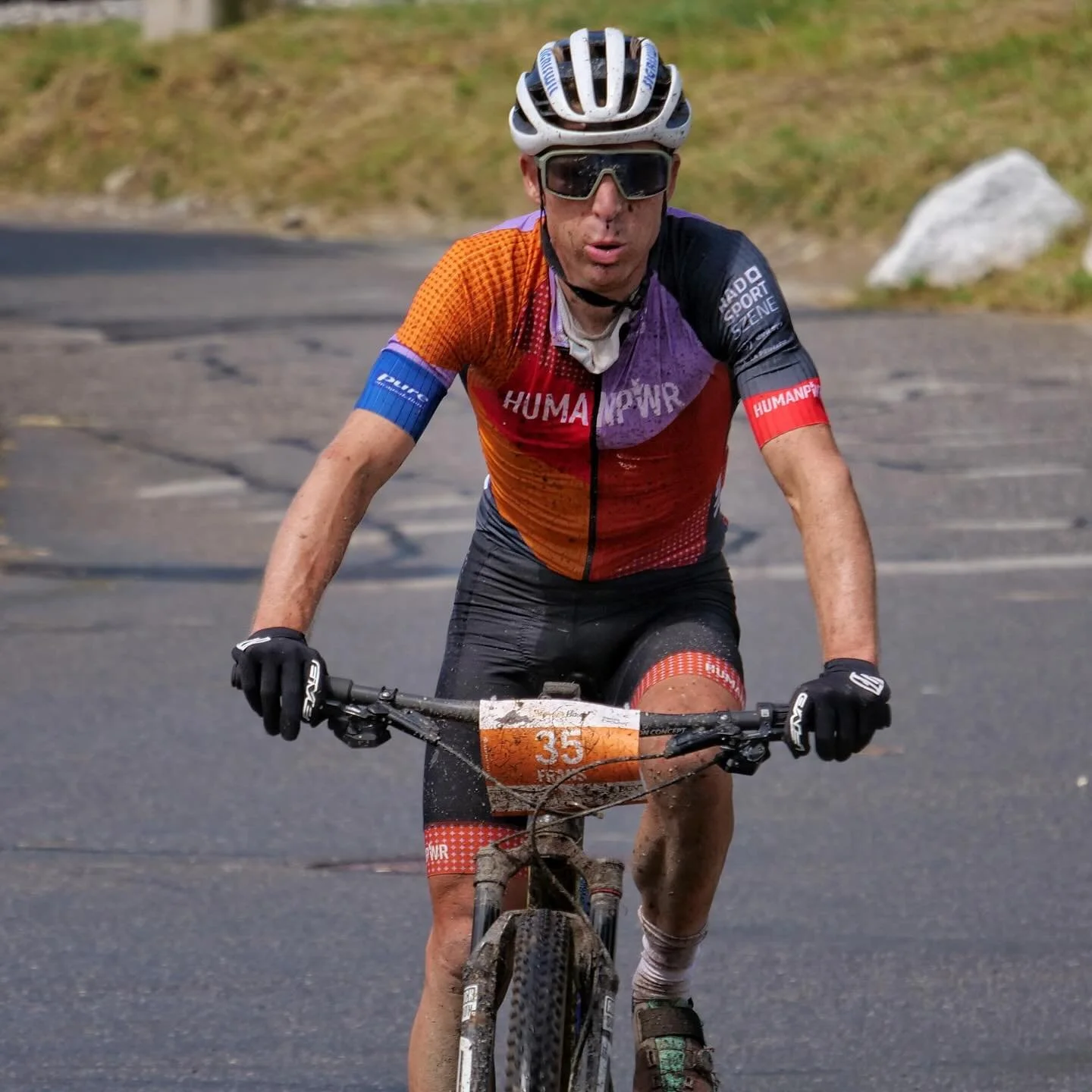 🥉 scratch at the Swiss champs (2nd round @bikemarathonclassics ). 

I wasn&rsquo;t able to follow the fast starting duo @caseysouth_ and @hansuelistauffer , but managed to hang on to the second group with Urs Huber, @andrinbeeli and @fadribarandun_9