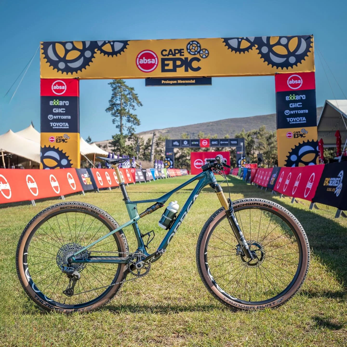 All set for my 9th @capeepic . 

Specs @orbea Oiz ⤵️:
&bull; @shimanomtb XTR electronic shifting
&bull; Shimano XTR brakes
&bull; @schwalbetires Rick XC Pro 2.4 tires
&bull; @oquo.wheels MP30LTD
&bull; Orange Seal sealant
&bull; @squirtcyclingproduct