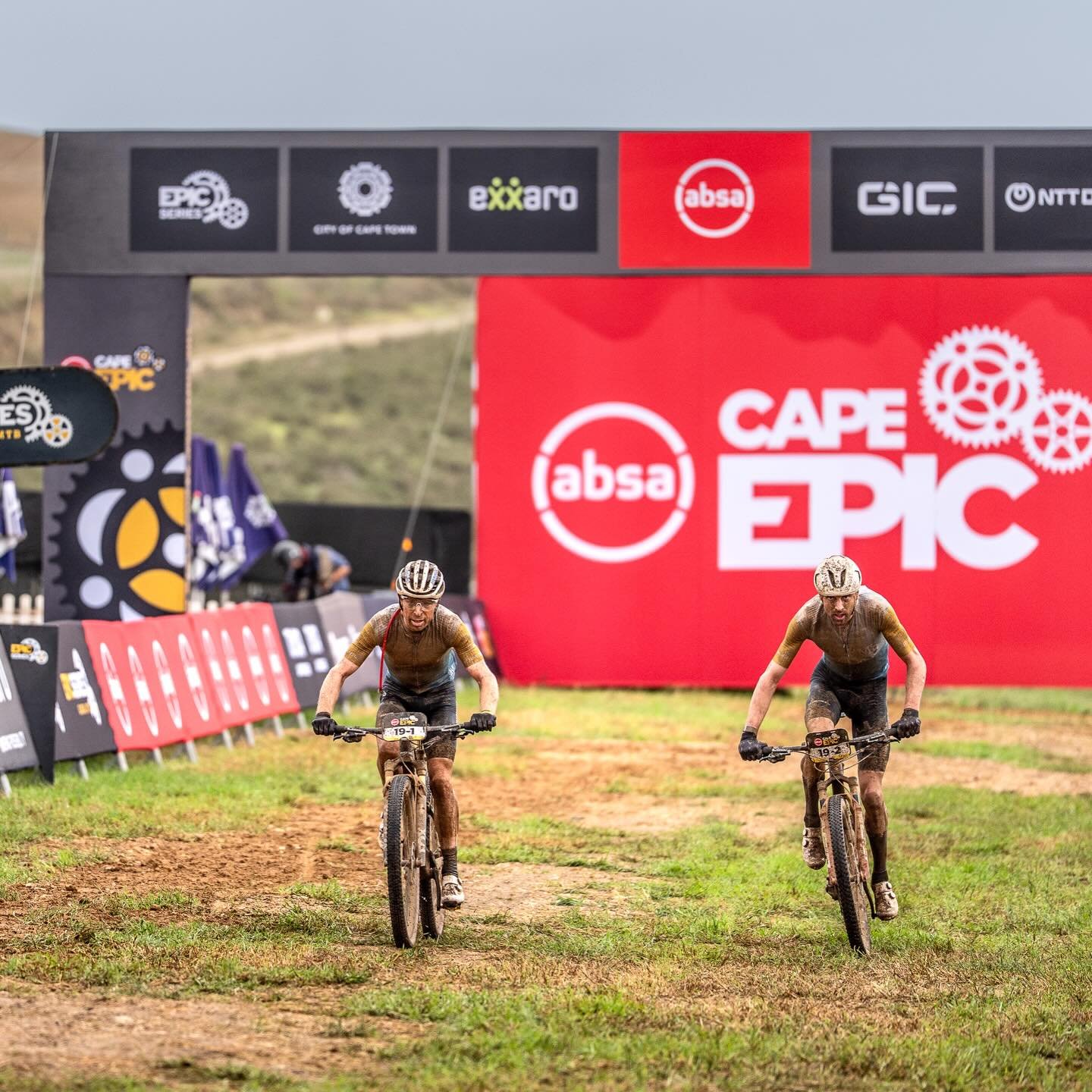 Stage 3 was an old school 140km transfer stage 😵&zwj;💫. Averaged 31.5km/h in rainy, muddy conditions that tested bike and body. We faded a bit towards the end, but kept the time loss under control and jumped again 2 spots in the GC. 14th now for te