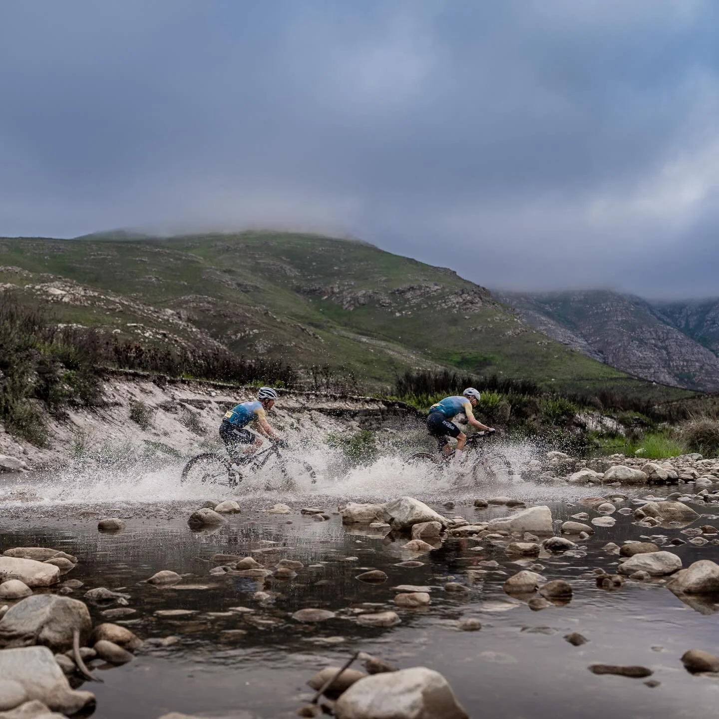 Thanks to the @capeepic and the @uci_mountainbike for the cold shower after todays 4th stage. 11km into the race @kevinpanhuyzen crashed when we were riding at high speed in the bunch. It was very dusty and noisy due to the helicopter and I didn&rsqu