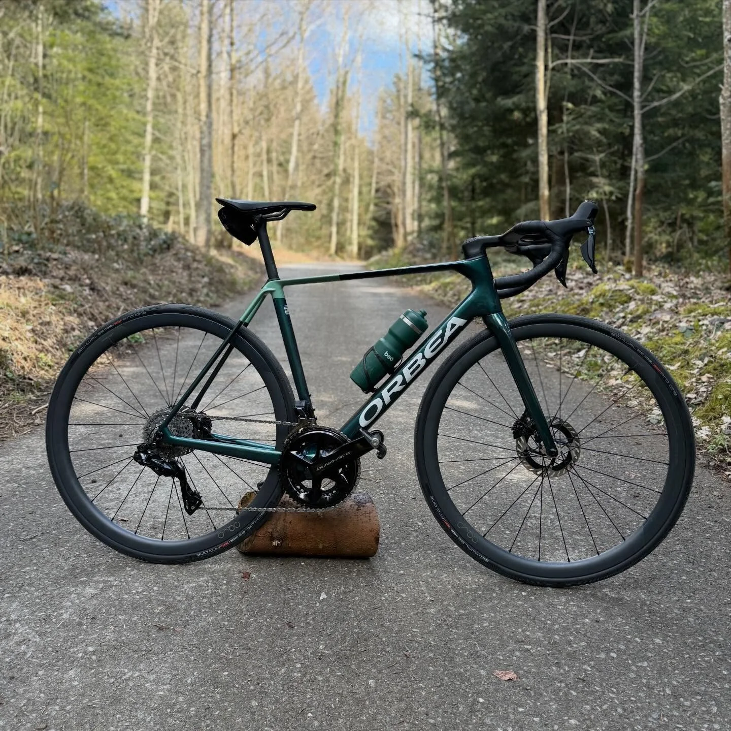What a bike 🤩. It took me exactly 90km to fall in love with my new Orbea Orca. If you are looking for an ultra light, stiff and fast bike &hellip;this one is yours! Obviously it isn&rsquo;t as aerodynamic as the Orca Aero, but it includes aero featu