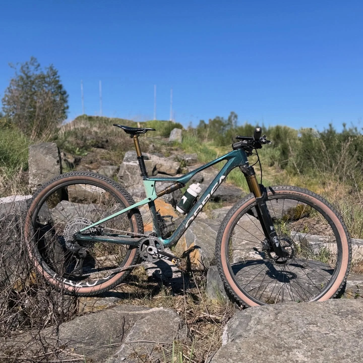 👨&zwj;🔧 Roc dArdenne setup ➡️ Orbea Oiz / Shimano XTR drivetrain and brakes / Fox 34sc fork and shock / Oquo wheels / Schwalbe racing ralph &amp; rick / Orange seal sealant / Gelu saddle / Fox dropper / Crankbrothers candy 11 pedals 👌. 

🏁 Ready 