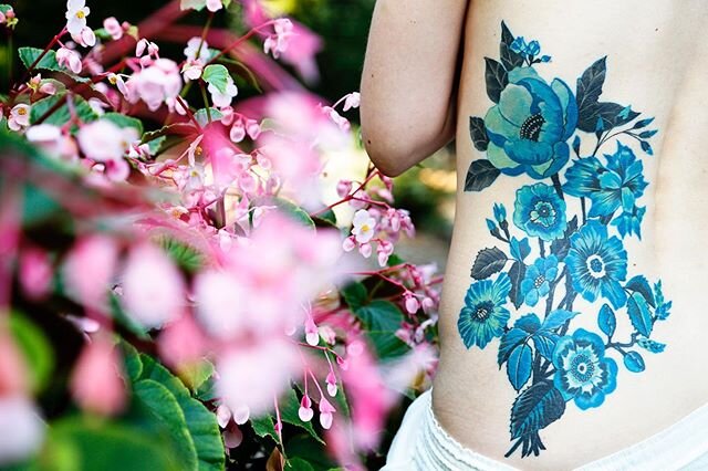 💙Blue florals inspired  by floral patterns found on Victorian era ceramics. By @dorothytattoo. .
.
.
#bluefloral #victorianfloral #victorianfloraltattoo #victorianceramics #healedtattoo #botanicatattoodesign #floraltattoopattern
