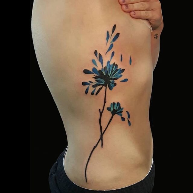I loved tattooing this pressed flower design of a daisy pressed between glass 💙 
Since we won&rsquo;t be able to meet in person for me to take healed pictures of your tattoos, please send me photos of your healed work against a nice background with 