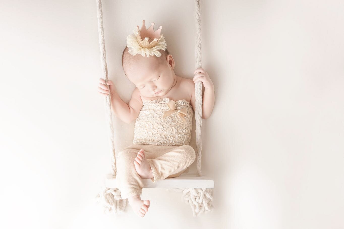 A few more of precious Carlin&hellip;we were able to get so many different set-ups in! She&rsquo;s such a sweet, content baby! 💕

#newbornphotography #highlandsranchnewbornphotographer #highlandsranch #highlandsranchcolorado #newbornphotographer #sw