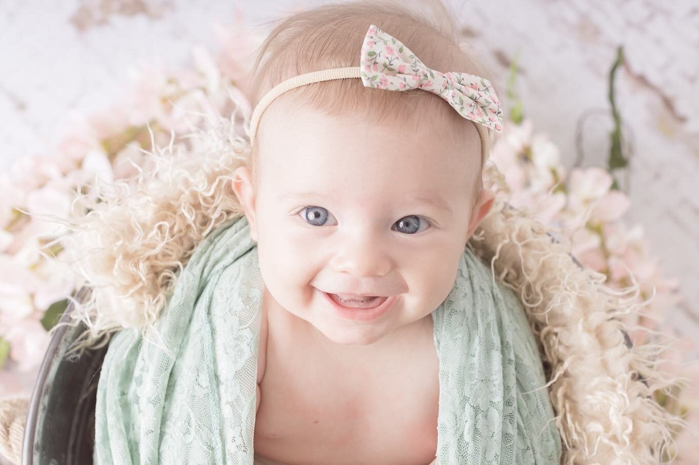 I&rsquo;ll be honest, 3-month milestone sessions can sometimes be challenging. But, when you have a happy, content baby with such a fun personality, it makes my job easy! 

Emma, you made my day!! Thank you for all the smiles and snuggles. My job is 