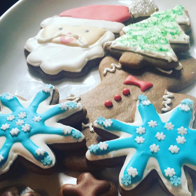 It&rsquo;s gingerbread time!!! Jackie (@irongoddesstea) whipped up some beautiful gingerbread cookies&mdash;come get one before they&rsquo;re gone! 🎄🍪🎄
.
.
.
#kaffeevonsolln #cafe #caf&eacute; #coffeeshop #coffeehouse #coffee #espresso #latte #bar