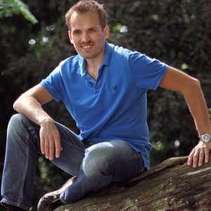Dr. Joost Wiskerke Kernmitarbeiter Joost ist ein kognitiver Neurowissenschaftler, der ein Kernmitglied des Öffentlichkeitsarbeitsteams und insbesondere der Online-Studien ist. Nach erfolgreichem PhD-Studium in Amsterdam und Postdoktorat an der Princeton Universität und der Rutgers Universität (New Jersey, USA) ist er nun an der Linköping Universität tätig. Joost erforscht Kognition und plant eine aufregende Zukunft in der Neurowissenschaft. Seine Forschungsthemen sind von hoher Relevanz für die Autismus- und ADHS Forschung. Regelmäßig hilft er dem Projekt mit seiner Expertise in impulsiver Verhaltensforschung, Gewohnheitsbildung und Kognition und genießt die spannende Öffentlichkeitsarbeit, die eine Pause vom Laboralltag bietet. Erfahren Sie hier mehr über Joost