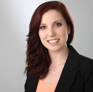 Jennifer Smuda Öffentlichkeitsarbeitsorganisatorin und Übersetzerin Jennifer ist Doktorandin im dritten Jahr am Max-Planck-Institut für biologische Kybernetik in Deutschland. Trotz ihres Terminkalenders kam sie zu Extraordinary Brains, um bei unseren Webinhalten und Öffentlichkeitsarbeiten zu helfen. Sie berät über Fundraising, übersetzt Webseiten ins Deutsche und wird eine wichtige Ressource für unsere Öffentlichkeitsarbeit in Deutschland sein. Ihre eigene Forschung befasst sich mit dem emotionalen Zentrum des Gehirns, das für Autismus relevant ist. Sie möchte dazu beitragen, autistischen Menschen zu helfen, die Unterstützung brauchen.