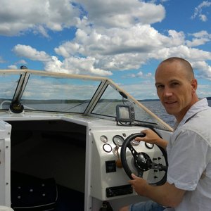 Aron Igelström Technische & kreative Unterstützung Aron ist ein außergewöhnlich fähiger Ingenieur, Erfinder, Programmierer und Problemlöser. Er hat mit Soft- und Hardwareentwicklung, Workflow und Prozessverbesserung, Kundenbetreuung und vielen anderen Dingen gearbeitet. Aron ist Kajsas Bruder und wurde in Extraordinary Brains verwickelt, da er so ein chronischer Problemlöser war, dass er anfing, die Studien zu verbessern, sobald das Thema aufkam. Er löst weiterhin jedes Problem, das wir ihm präsentieren.