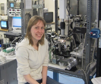 Kajsa an einem Elektrophysiologiesetup an der at an Otago Universityät, Neu Seeland