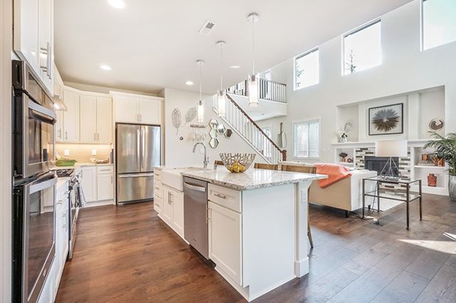 The perfect entertaining kitchen 😍 Thanks @brookstonehomes for sharing pictures of your beautiful new homes with us!⠀
.⠀
#founderschoice #cabinets #countertops #kitchendesign #kitchensofinsta