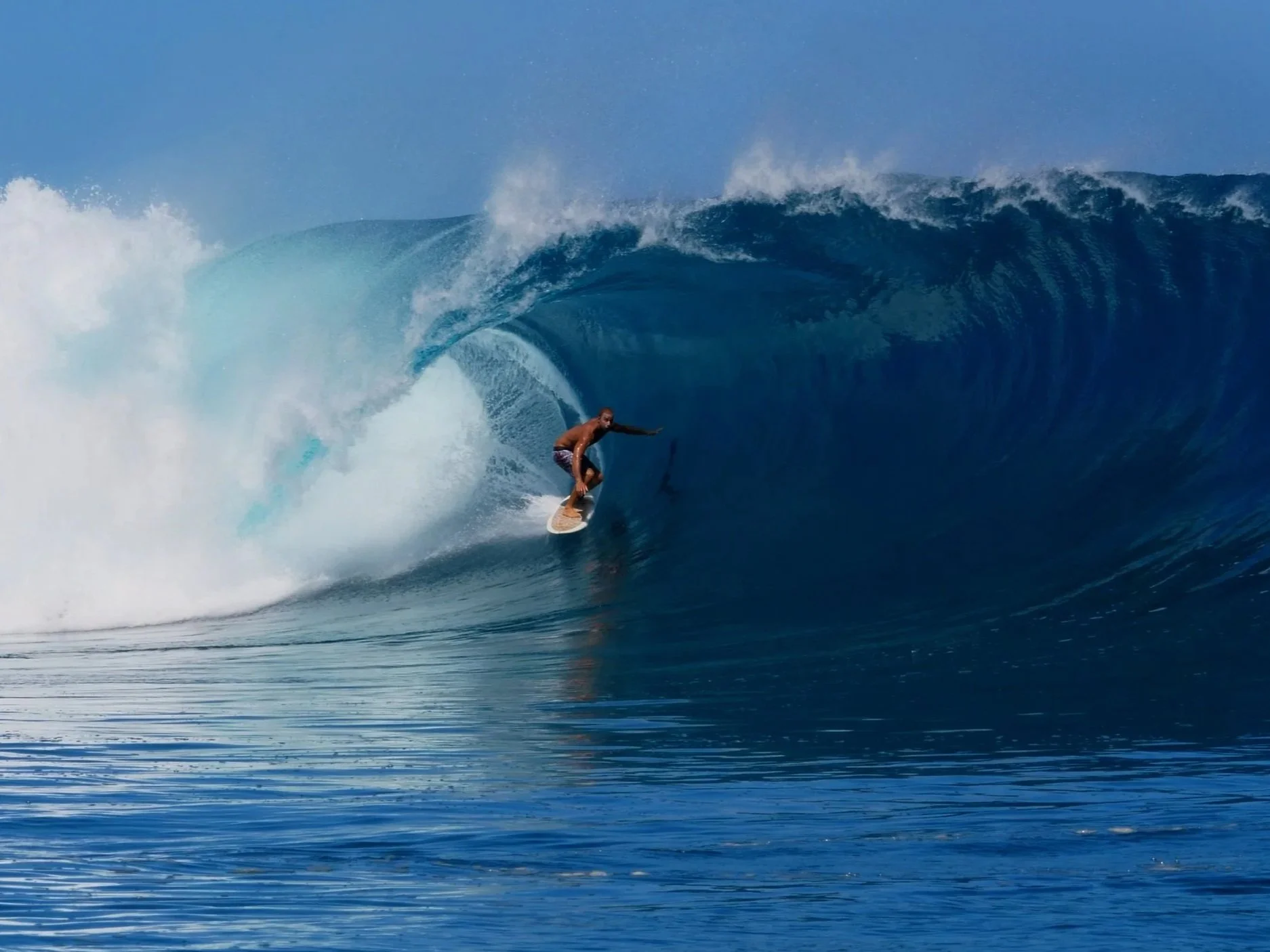 Film+Still+2+-+Tevita+Gukilau+surfing+a+Ciggy+Board+at+Cloudbreak+in+Fiji_THECIGARETTESURFBOARD.jpg