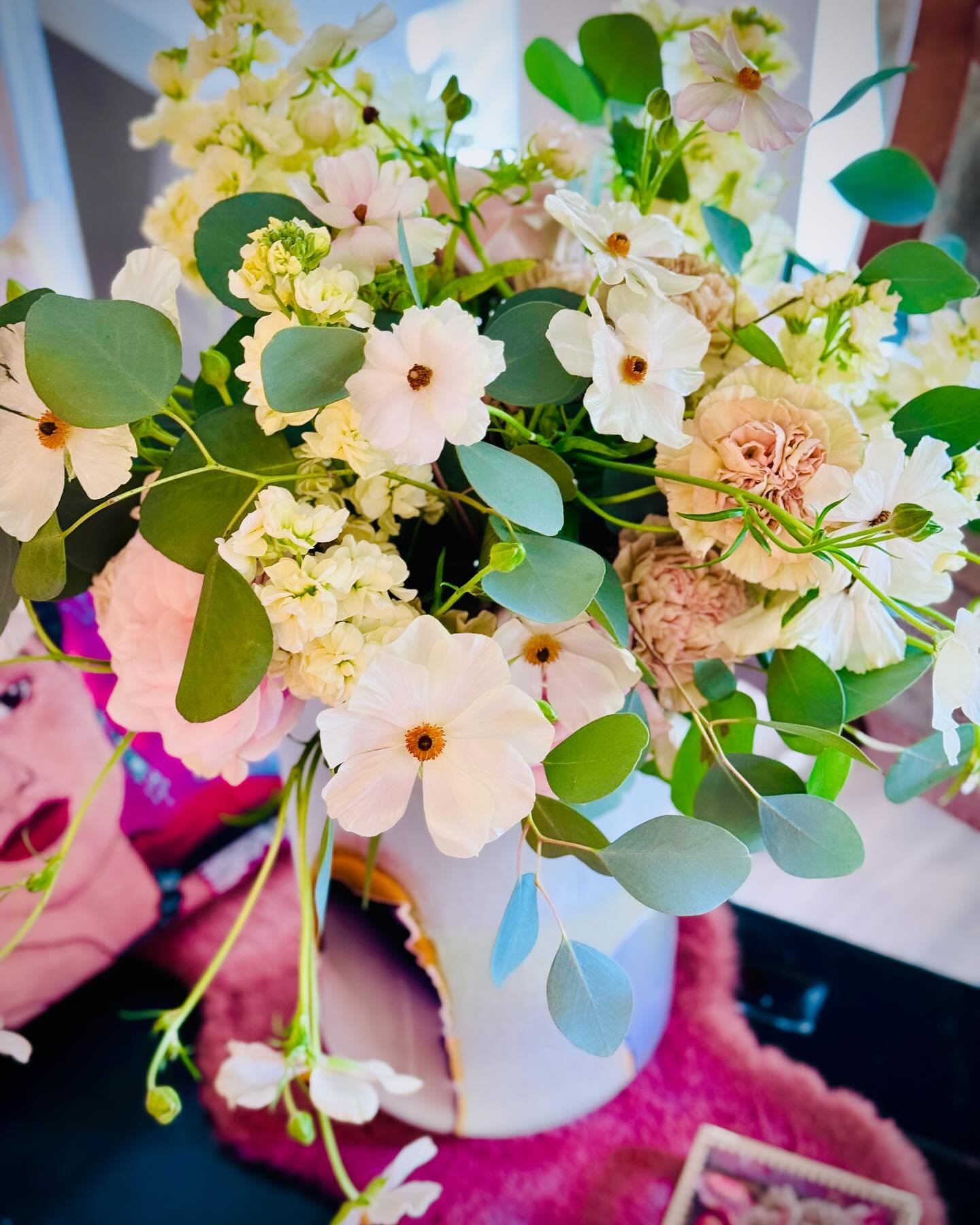 Highlight der Woche: 
Die wunderbare @juliagauldflowers von der @berlinflowerschool hat mal wieder eine unserer absoluten Vasenhighlights gekonnt in Szene gesetzt. Die Kombination aus angerautem Milchglas und gl&auml;nzendem Marmoreffekt ist atembera