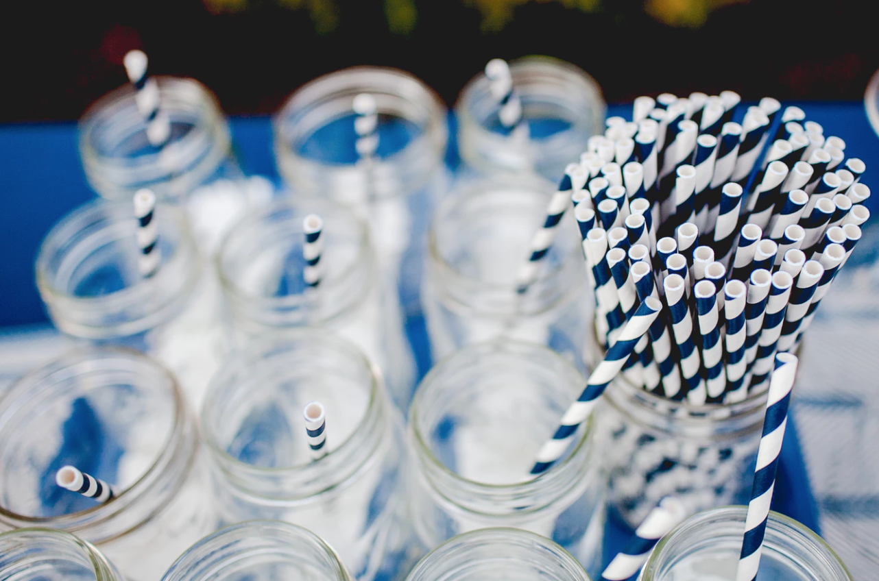 Move over plastic straws… sustainable straws are becoming more and more popular. Use paper ones, or even better: use reusable steel straws!