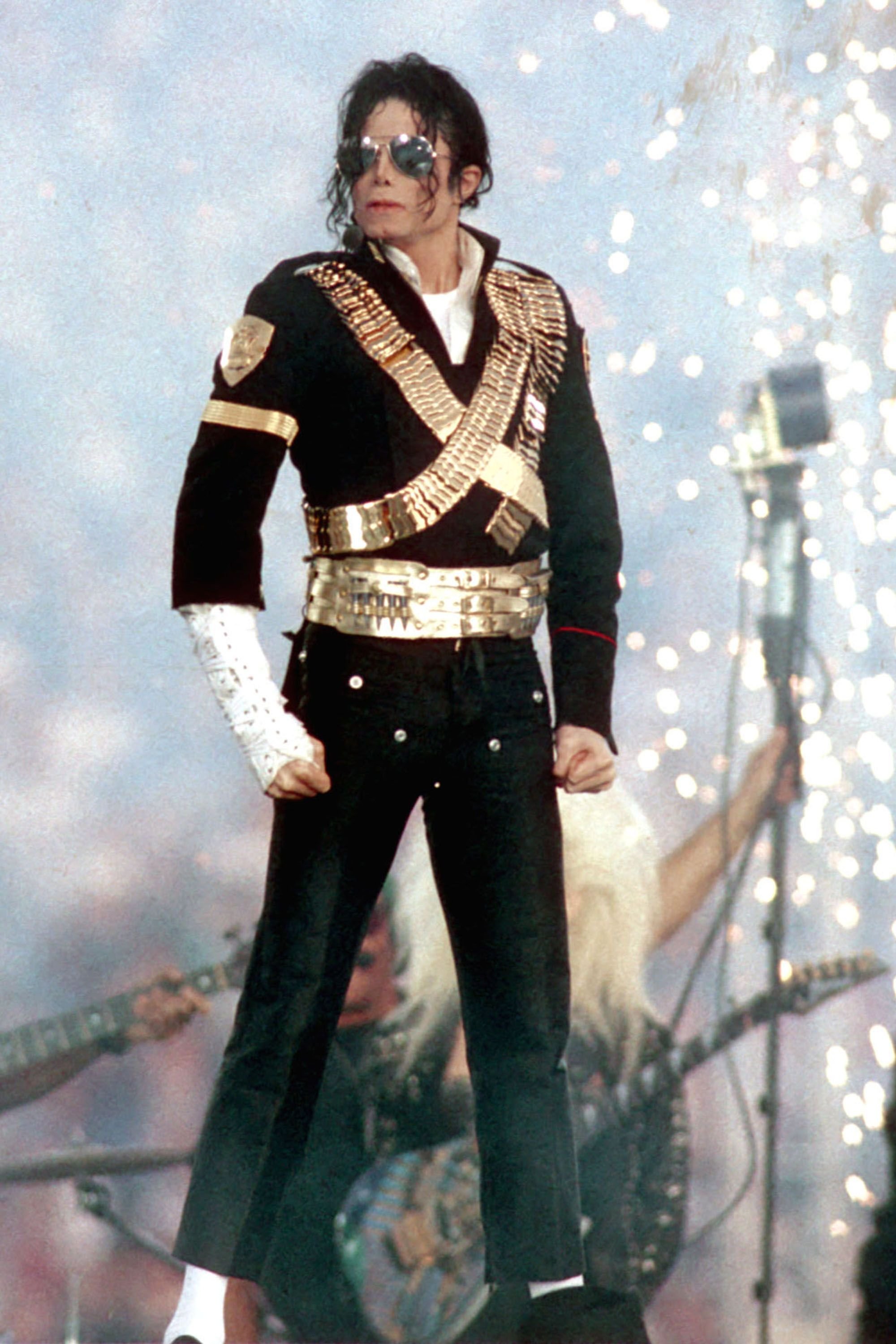 hbz-michael-jackson-1993-gettyimages-88796056 (1).jpeg