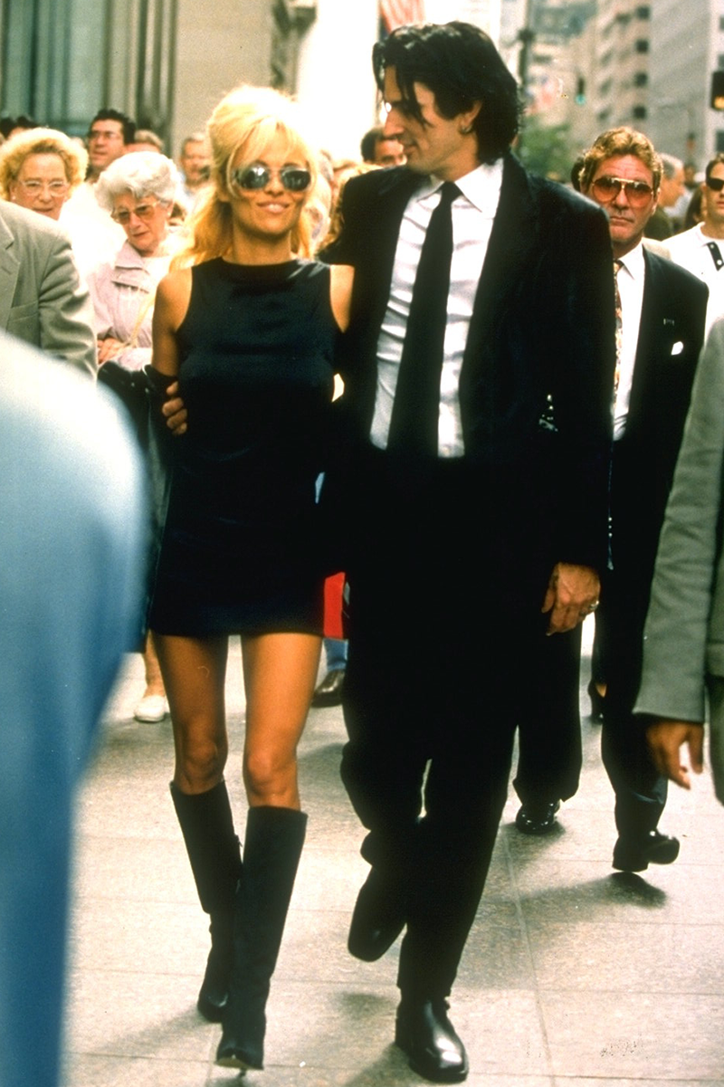 pamela-anderson-outfit-90s-little-black-dress-1643731225.png