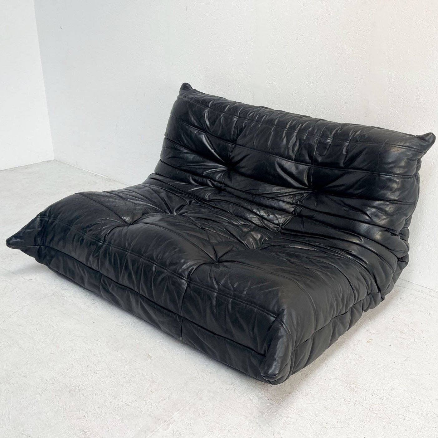 Original+black+leather+Togo+two+seater+by+Michel+Ducaroy+for+Ligne+Roset%2C+1970s+_+%23185613.jpg