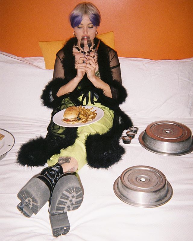 sometimes u gotta take a break from bein a loud mouth to put burgers and forks in ya mouth. we love a video where I get to eat 3 plates of food in it. have u seen the #loudmouth vid yet?? link in my bio 👄