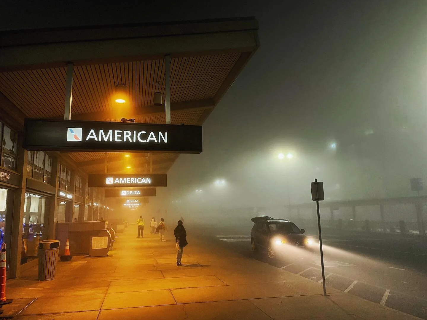 Wrapped my 2nd to last shoot of the year in Sacramento this week and found a ton of fog waiting for me when I walked out of the hotel. Soooo here&rsquo;s some foggy airport pics 🤓

#iphone12 #fog #travel #cinematography #cinematographer