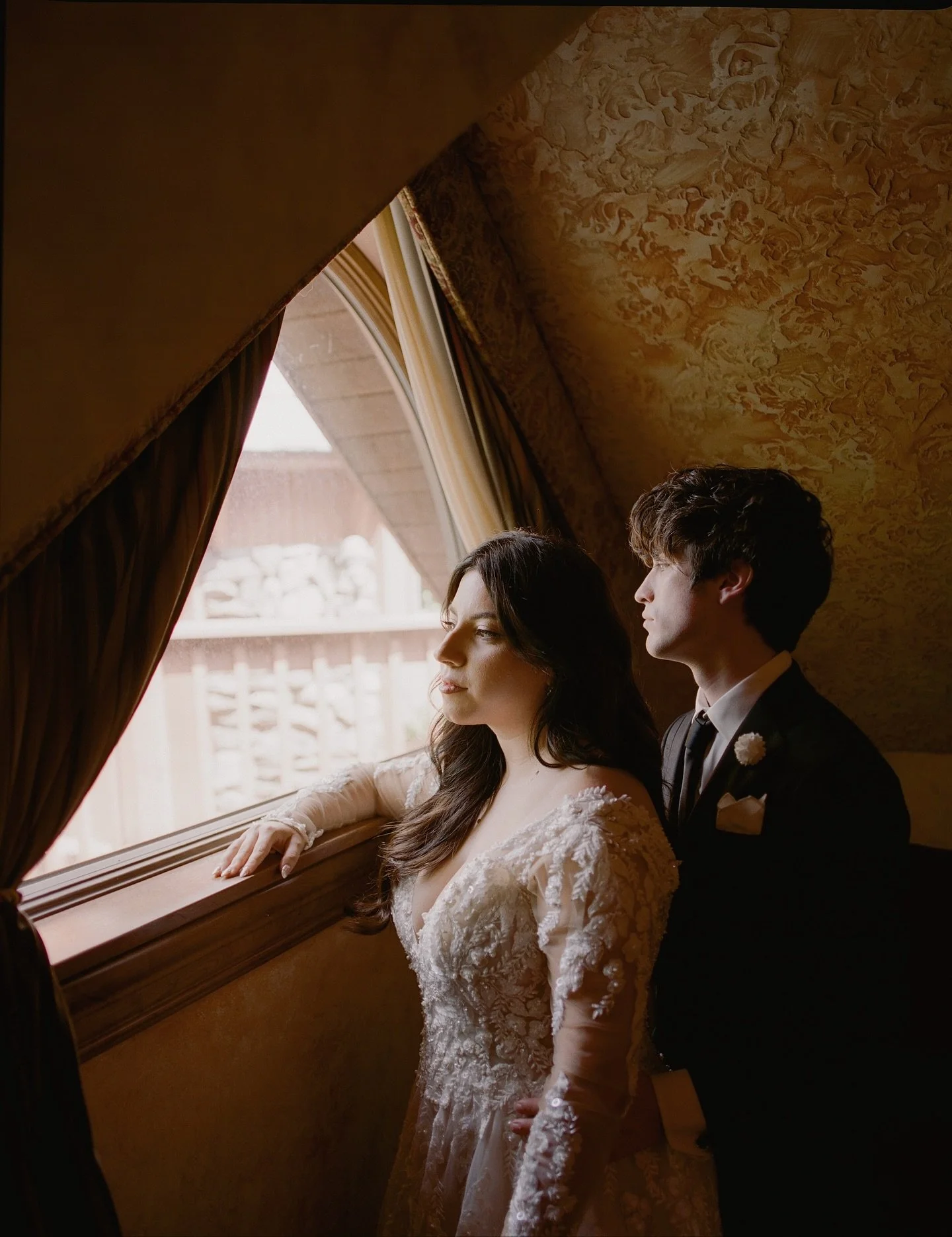 I can&rsquo;t tell you how obsessed I am with Aubrey and Cullen. I love them so much. I had the best time documenting their weekend a few days ago at a super cool woodland castle tucked away in Ohio. Fun fact about this venue? It was on Gordon Ramsay