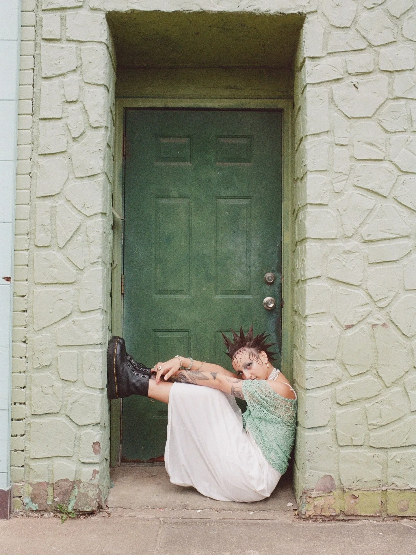 One of my favorite things that I&rsquo;ve realized about my work recently is that I have a tendency to play with &ldquo;contrast&rdquo;&mdash;even if that&rsquo;s only shown in small details. 🧜🏼&zwj;♀️🐡

&bull; mix of color &amp; experimental 35mm